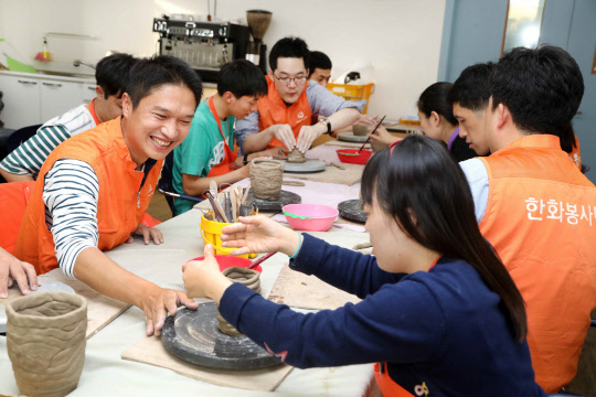 한화케미칼 임직원들이 지난 4일 그룹 창립 66주년 기념 '릴레이 봉사활동'에 참여해 서대문장애인복지관에서 장애인들과 도예체험을 하고 있는 모습. <한화그룹 제공>